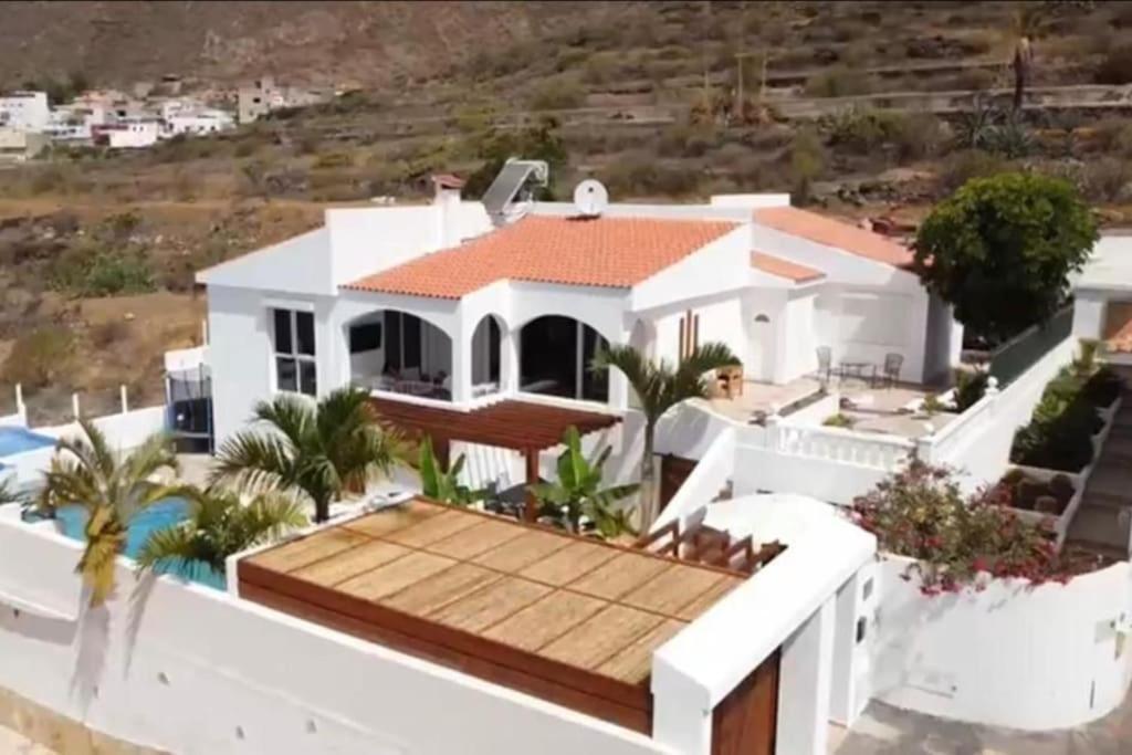 Gezellige Villa Met Prachtig Zicht En Zwembad Арона Екстериор снимка