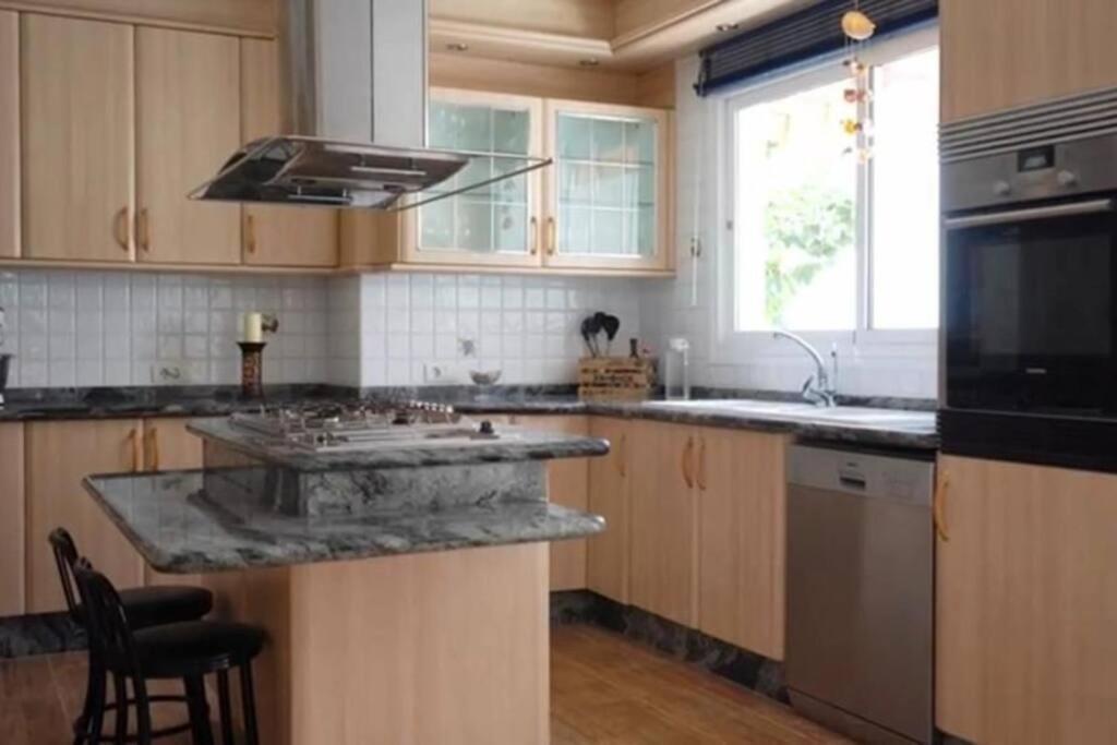 Gezellige Villa Met Prachtig Zicht En Zwembad Арона Екстериор снимка