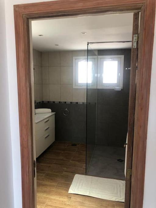 Gezellige Villa Met Prachtig Zicht En Zwembad Арона Екстериор снимка