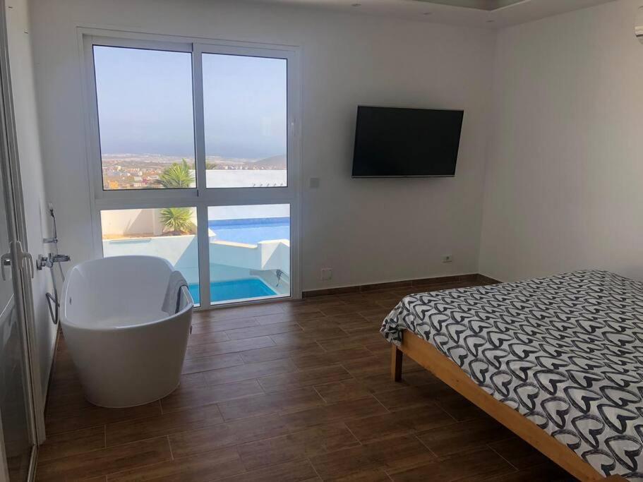 Gezellige Villa Met Prachtig Zicht En Zwembad Арона Екстериор снимка