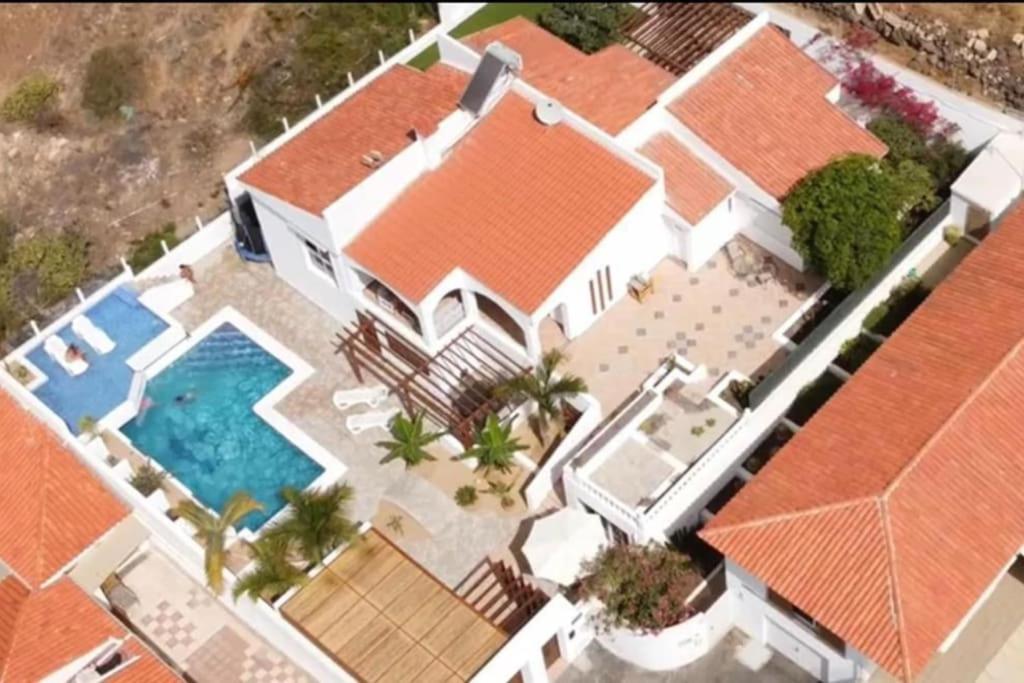 Gezellige Villa Met Prachtig Zicht En Zwembad Арона Екстериор снимка